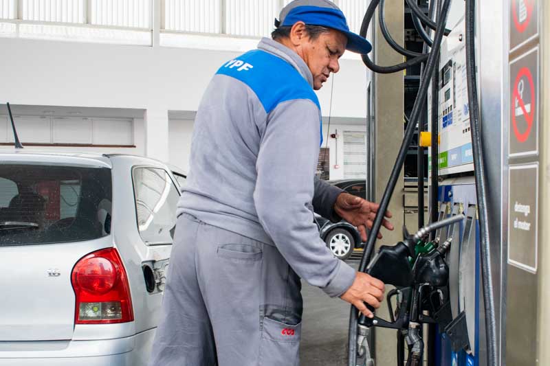  Por su parte, Axion confirmó una suba promedio del 1,5% tras el incremento del Impuesto a los Combustibles Líquidos y al Dióxido de Carbono, que el Gobierno oficializó el jueves pasado.

Con este nuevo esquema, las empresas trasladaron al menos un 0,5% al precio por la carga impositiva. El resto de la actualización responde a decisiones internas de cada compañía. YPF ya había ajustado sus precios dos veces en julio, acumulando un 14,35% de aumento en la nafta súper en lo que va del año.
