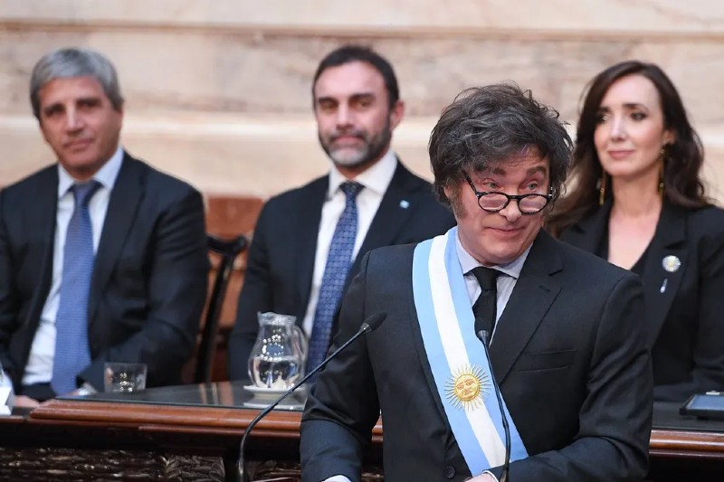 El jefe de Estado realizó declaraciones con su tono acostumbrado, y por un medio usual (su cuenta de la red X), para tratar de “imbéciles” y “mentirosos” a sus detractores, tras retuitear la información dada por un economista, quien manifestaba que las “transferencias a las provincias cayeron un 82% real en 2024” comparado con 2023. 