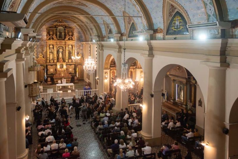 En el centro cultural de Riachuelo ofrecerán una feria navideña, también el sábado y, por último, a las 21 concretarán un concierto coral en la parroquia Ntra. Sra. Del Rosario de San Nicolás, en el barrio Molina Punta, con la presentación del coro arquidiocesano Virgen de Itatí. El domingo cerrarán a las 21 con un espectáculo teatral y musical: “Habitó entre nosotros”, en la parroquia San Pantaleón del barrio Laguna Seca.