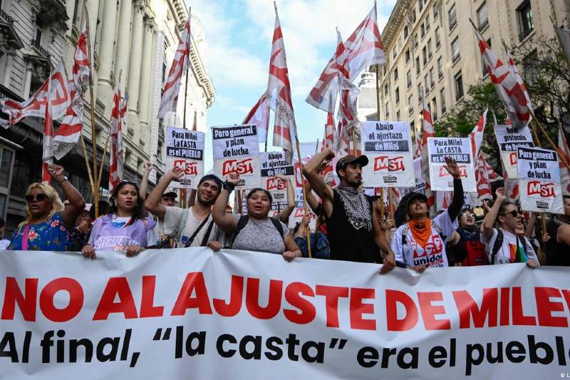 La medida fue sancionada continuando con las llamadas modificaciones estructurales del sistema previsional, y la disposición fue firmada por el secretario de Transformación del Estado y Función Pública, Maximiliano Fariña, y no contempla excepciones por razones operativas o de criticidad. Asimismo, se aplica incluso en áreas donde el trabajador es el único técnico con experiencia específica o en dependencias con dotaciones por debajo del mínimo necesario para funcionar.