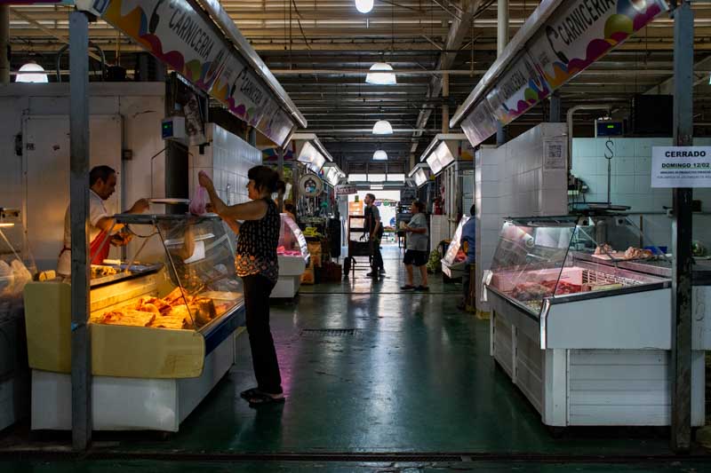 En las carnicerías la suba fue del 57,32%, con el pollo como producto destacado tras encarecerse un 20% en un solo mes. El rubro almacén mostró un incremento del 12,87%, con fuertes variaciones en productos de primera necesidad: la lenteja se disparó un 80%, lo que impacta directamente en la dieta de los hogares de menores ingresos.