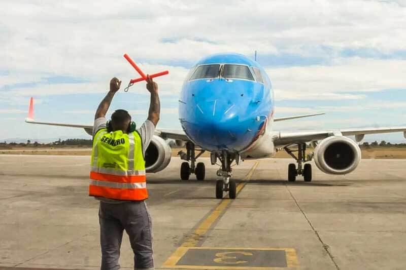 La Asociación de Pilotos de Líneas Aéreas (APLA) inició una huelga de nueve horas, afectando los vuelos en el aeroparque y Ezeiza. La protesta fue iniciada como una medida de fuerza en busca de una mejora salarial para todo el sector.