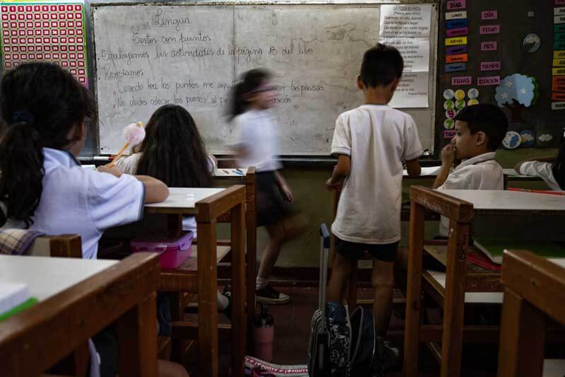 Según los fundamentos oficiales, la norma derogada imponía limitaciones que dificultaban la adaptación de los colegios a los cambios económicos y educativos. El Ejecutivo consideró que, con las competencias ya transferidas a las provincias, era necesario actualizar el marco normativo para garantizar la libre contratación y adecuar los valores a los costos reales de funcionamiento.