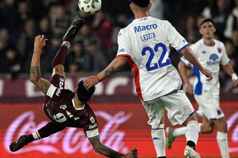 En el último minuto del partido Walter Bou marcó un espectacular gol de chilena desde fuera del área, dando la victoria a Lanús sobre Tigre 3 a 2. El golazo, digno de competir por el premio Puskas, opacó los acontecimientos previos del partido. Bou, ovacionado por la afición, celebró con un gesto en la sien, mientras el técnico Zielinski mostró una sonrisa de alivio. 