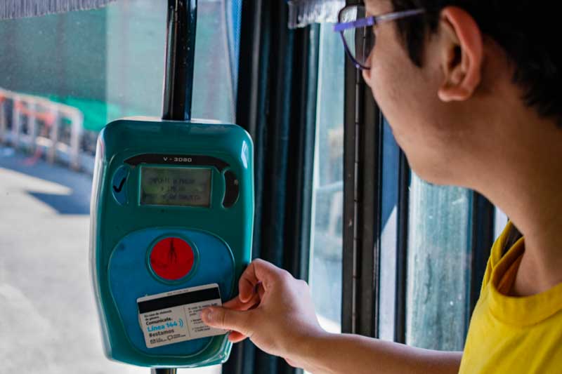 El procedimiento está disponible para estudiantes, personas con discapacidad, con VIH, trasplantados, mayores de 70 años y jubilados. Para hacerlo, se debe indicar al chofer que hay una actualización pendiente y apoyar la tarjeta en el validador hasta que aparezca el mensaje de confirmación. La Municipalidad aclaró que esta medida no alcanza a quienes perciben la Tarifa Social Federal, cuyo descuento del 55% se aplica automáticamente.