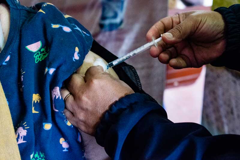 La antigripal la deben recibir las siguientes personas: personal de la salud, embarazadas, puérperas, niños de 6 a 24 meses, de 2 a 64 años, pacientes oncohematológicos y trasplantados; personas con obesidad, diabéticos, con insuficiencia renal crónica en diálisis y mayores de 65 años. Y contra el coronavirus aquellos que recibieron la última dosis hace 6 meses o más