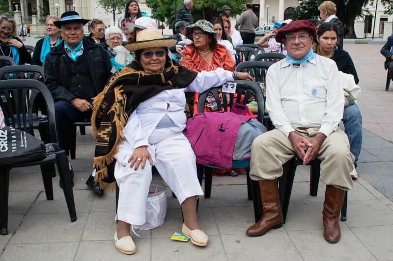 Un gran número de las personas mayores carece de acceso a los recursos básicos necesarios para una vida plena y digna, y se enfrentan a diversos obstáculos que limitan su participación activa en la sociedad.