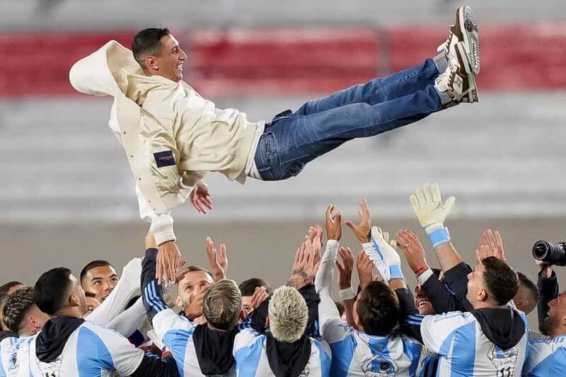 Tras los festejos por su retiro de la selección, Di María manifestó: “Es un momento difícil para poder hablar. Para todos los empleados de la AFA. Tengo muchos sentimientos por dentro. Fueron 16 años que estuve con ellos. Viví cosas difíciles y terminé teniendo una gran alegría”.