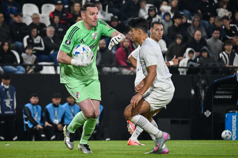 El Millonario mostró dos caras bien definidas. En el primer tiempo fue un fantasma, dominado por los locales. La figura de Franco Armani se agigantó bajo los tres palos para mantener el cero y ahogar un grito de gol de Hugo Fernández.