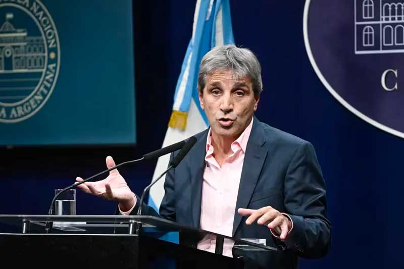 El ministro de Economía, Luis Caputo, detalló en las redes sociales que, aunque el enfoque principal es reducir la inflación, se posterga la salida del cepo cambiario hasta que el Banco Central aumente sus reservas en dólares. Se espera una baja en los dólares financieros a corto plazo, aunque podría haber un período de volatilidad inicial.