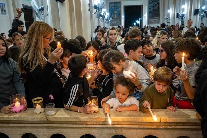 Para muchos encenderlas en las puertas y ventanas de los hogares es más que un gesto decorativo, es una manera de guiar a los peregrinos y mantener viva la esencia de esta fecha.