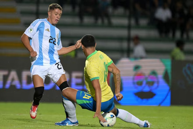 Desde las 22, en Venezuela, se disputará el superclásico sudamericano entre dos equipos que llegan con puntaje ideal y ya clasificados al Mundial de Chile. Con tres triunfos en tres partidos, argentinos y brasileños lideran con nueve puntos cada uno, aunque en caso de paridad el carioca lleva una luz de ventaja, ya que tiene un gol de diferencia a favor.