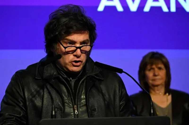 El presidente Javier Milei reconoció la derrota desde el búnker de La Libertad Avanza en La Plata y prometió una autocrítica interna, aunque ratificó el rumbo del Gobierno. La caída de su espacio en Buenos Aires supone un golpe político que obliga a replantear la estrategia nacional frente a un justicialismo revitalizado en su bastión histórico.