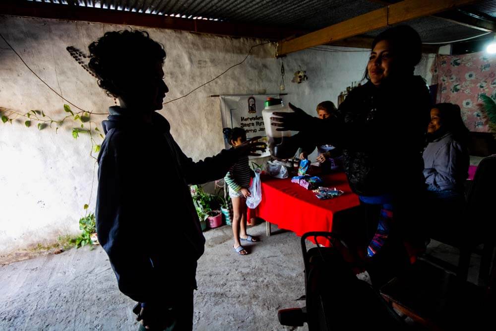 De acuerdo a un informe, publicado el 12 de agosto, más de un millón de niños argentinos han tenido que saltearse una comida diaria debido a la falta de dinero. Este alarmante dato refleja el impacto directo de la crisis económica en los hogares más vulnerables.