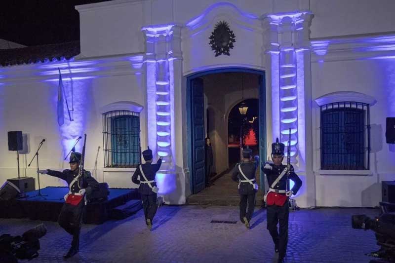 Finalmente, manteniendo la sede en la ciudad de Tucumán, se realizará la tantas veces postergada reunión, en la cual rubricarían un convenio entre los mandatarios provinciales -esperan que asistan 18- y el presidente argentino, y aunque sin modificar el nombre del mes, la palabra pacto fue reemplazada por acta. 