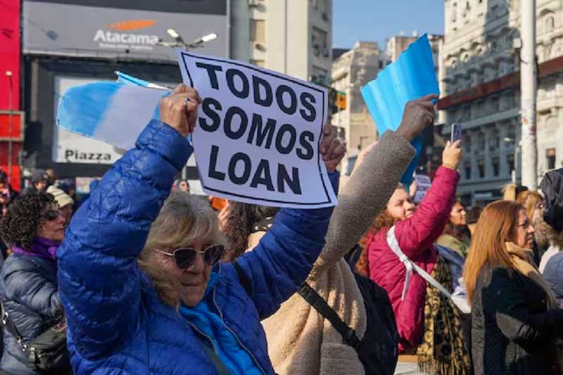 La marcha contó con la participación de hombres, mujeres y niños que expresaron su solidaridad y exigieron justicia con carteles que decían 