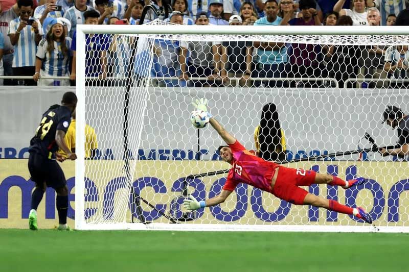 Finalmente, la tanda de penales destacó la figura de Martínez, quien con sus atajadas permitió a Argentina seguir adelante en la competición. La selección ahora espera enfrentar a Venezuela o Canadá en las semifinales, manteniendo vivo el sueño del bicampeonato.