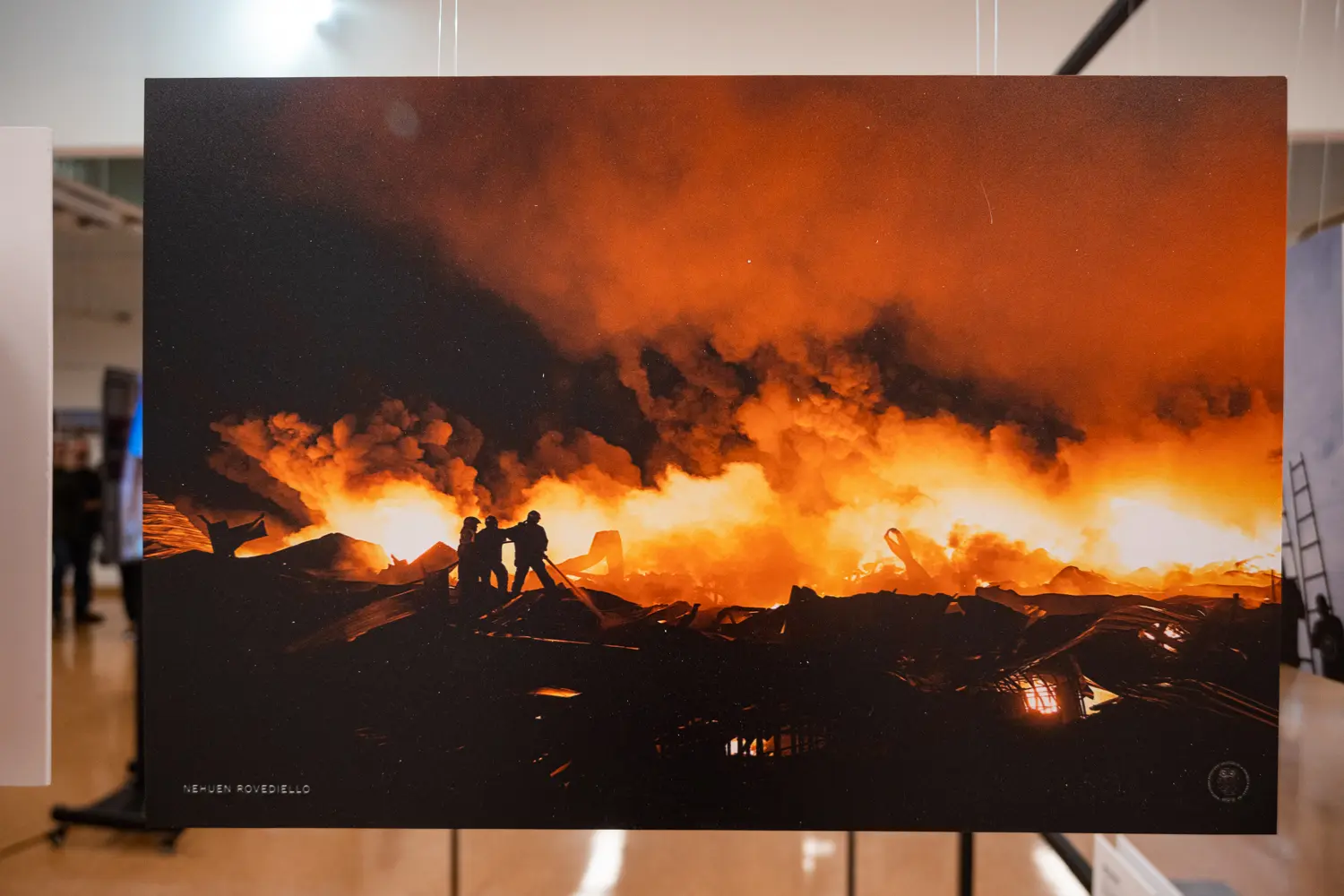 La exposición nació en 1981 y se mantiene de manera ininterrumpida desde entonces. Más de cuatro décadas después, continúa reuniendo fotografías que documentan aquello que ocurre en las calles, en los escenarios políticos, en los espacios deportivos y en la vida cotidiana.