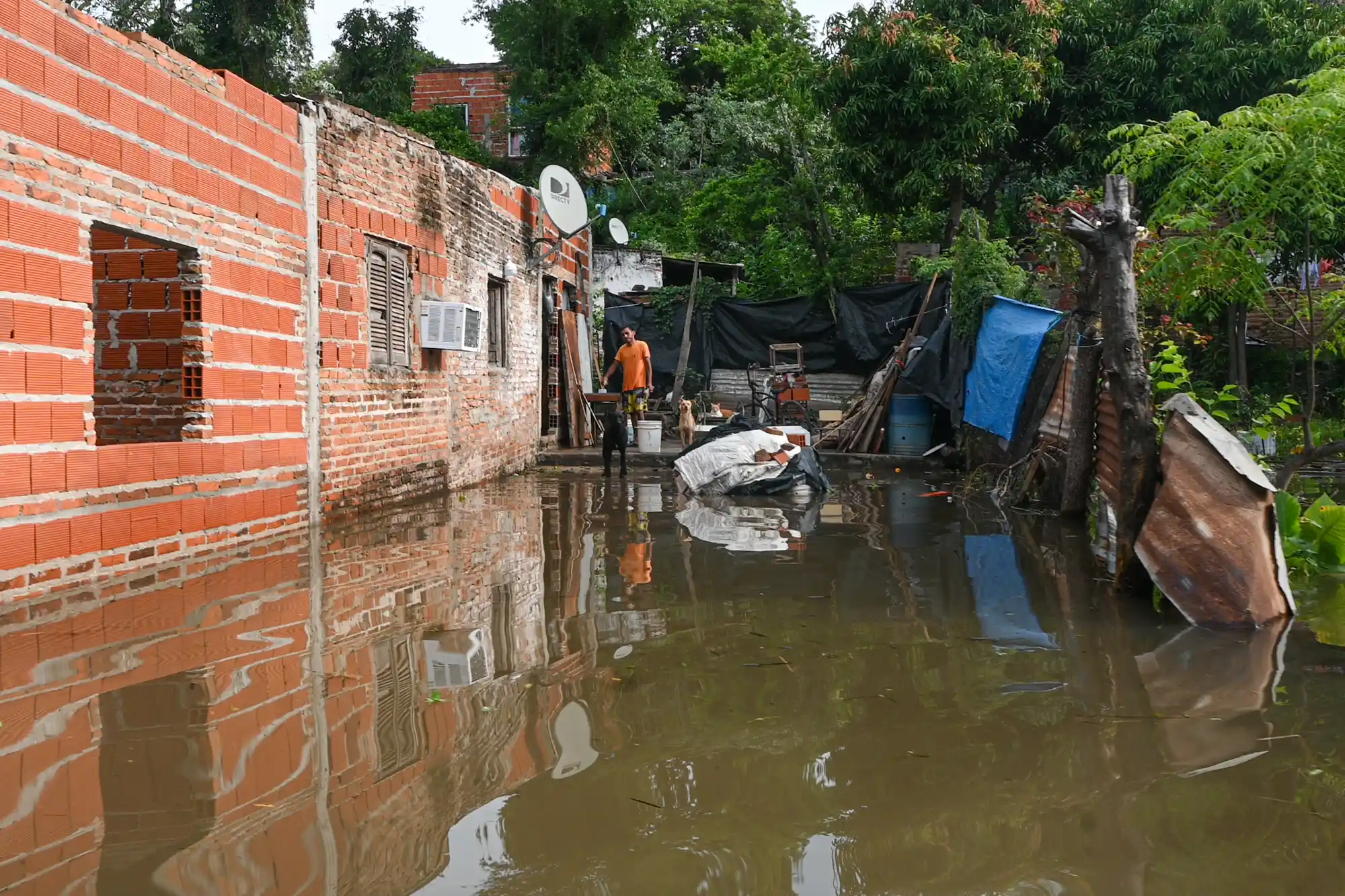 La creciente del Paraná no se vive de la misma manera en todas las casas. Mientras algunas familias todavía pueden permanecer en sus viviendas, otras debieron abandonarlas porque el agua las cubrió por completo. Según los vecinos, alrededor de 30 casas se encuentran en esa situación. Entre las pertenencias perdidas y la incertidumbre sobre lo que vendrá, la vida cotidiana intenta encontrar una forma de continuar.