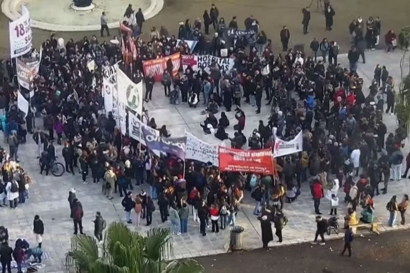 Los médicos de diferentes hospitales confluyeron ayer en un día de reclamos con una movilización matutina y una concentración en la plaza de Mayo por la tarde, manifestándose contra una resolución del Gobierno nacional que consideran degradante, ya que pierden todos los derechos de un trabajador, y lo expresaron con las consignas 