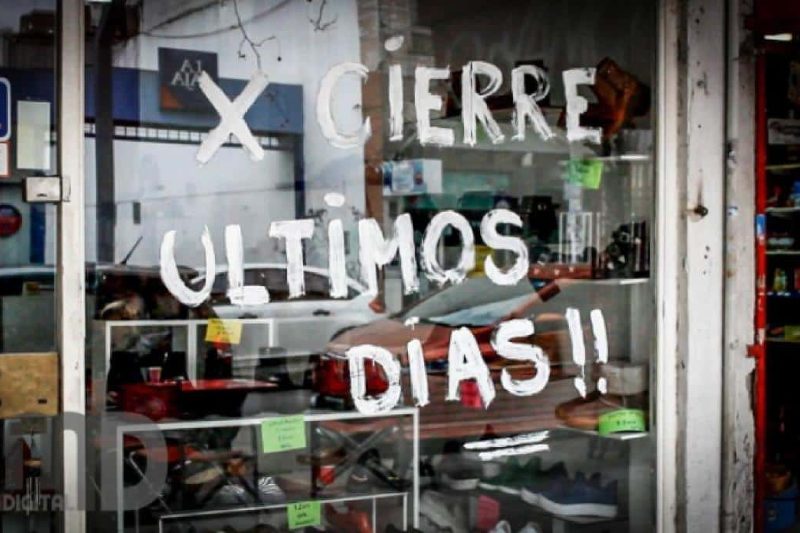 Desde la Asociación de Empresarios Nacionales para el Desarrollo Argentino (ENAC) aseguraron que la segunda mitad del año ha sido especialmente dura, y entre julio y octubre 6.500 empresas dejaron de operar, sumándose a las 10.000 que ya lo habían hecho en el primer semestre. La situación está vinculada a la continua contracción de la demanda interna, que golpea de lleno en las ventas de comercios minoristas y los servicios. 