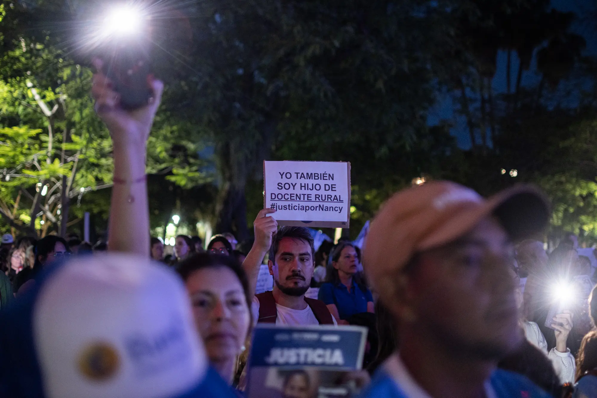 La realidad de la docencia rural involucra también a las familias, que conocen las dificultades de trabajar y vivir en parajes alejados. El caso de Nanci volvió a poner en debate la desprotección y los riesgos que enfrentan quienes sostienen la educación en esos territorios.