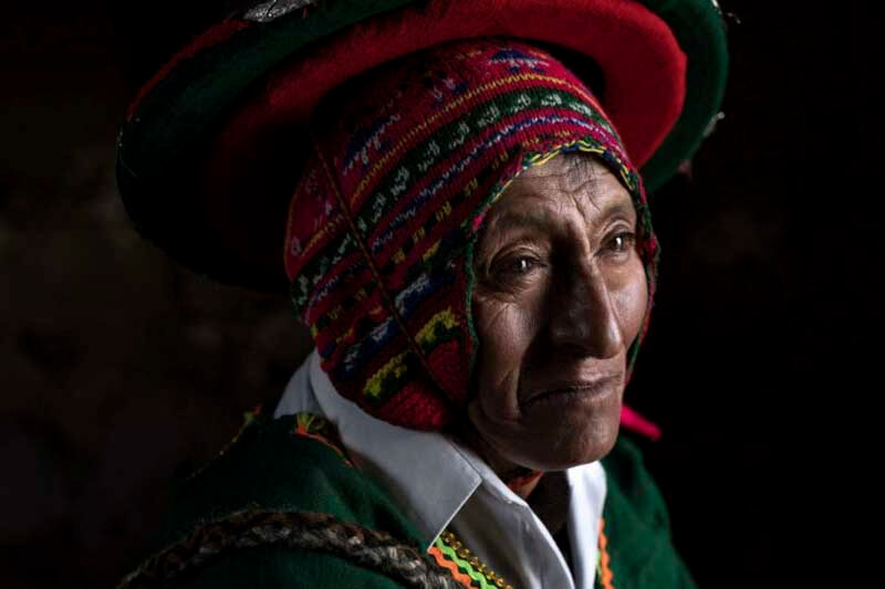 Los efectos del cambio climático son innegables para los científicos. Los glaciares, sensibles indicadores, sufren de manera aguda. La comunidad quechua y su proyecto representan una lucha crucial. "Guardianes de los Glaciares" va más allá de salvar el hielo; es una lucha por la supervivencia planetaria y cultural.
