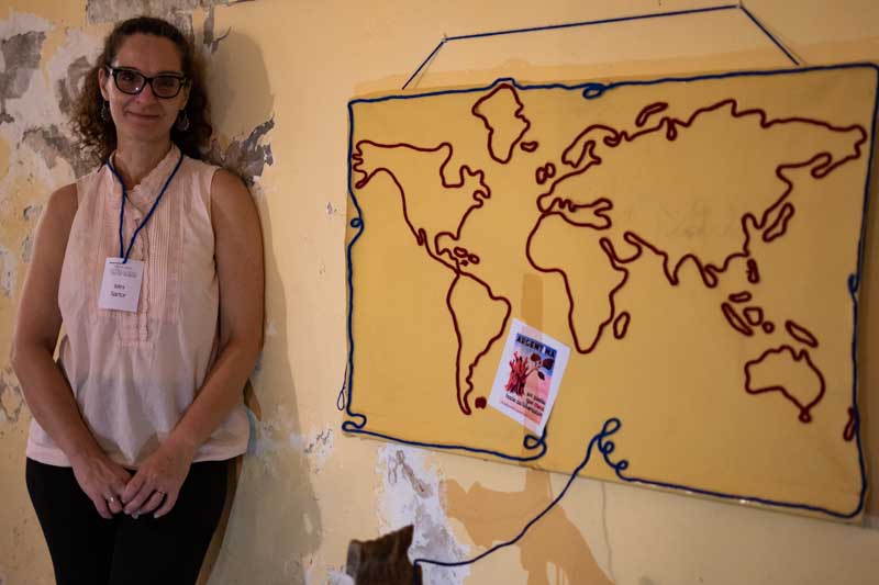 En “Des-tierro: huellas del exilio”, Mini Sartor presenta una obra basada en su historia personal, atravesada por la clandestinidad durante la dictadura, el exilio y el tránsito por distintos países.