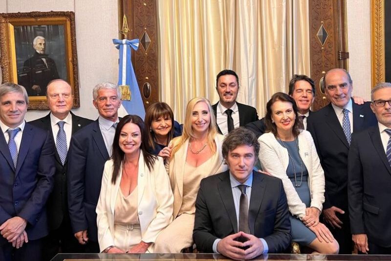 El Gobierno entró en el tramo final de la gestión del nuevo arreglo, que se enmarcará en un programa de facilidades extendidas, con un plazo para el pago de intereses de hasta 10 años y un período de gracia de 4 años y 6 meses. Se supo que será destinado a la cancelación de “las letras intransferibles en dólares en poder del Banco Central” y “las operaciones de crédito público” del “programa de facilidades extendidas de 2022 cuyo vencimiento opere dentro de los cuatro años de la suscripción del acuerdo”. 