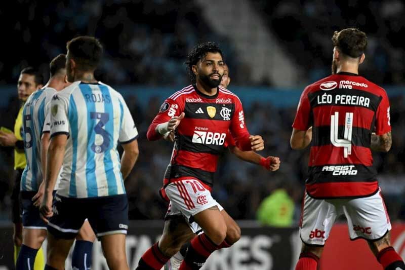la Confederación Sudamericana emitió un comunicado en el que informó que multó al club de Avellaneda por los insultos racistas de los fanáticos locales contra hinchas y jugadores del Flamengo. 