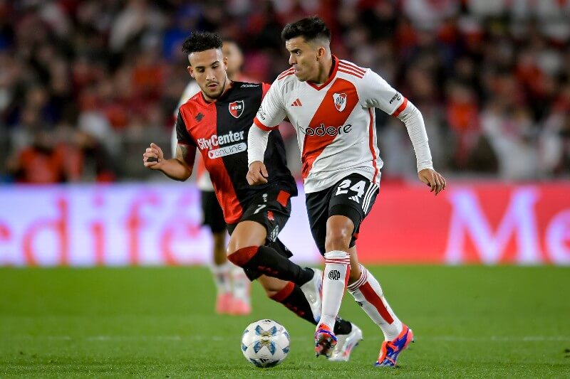 River Plate no logró superar a Newell's en un partido que terminó en empate sin goles en el Monumental, a pesar del envión anímico tras su reciente clasificación en la Copa Libertadores. El equipo de Marcelo Gallardo, que alineó casi a los mismos jugadores que enfrentaron a Talleres, sufrió por la falta de frescura y claridad. Newell's, con una sólida defensa y vigor físico, resistió y se llevó un valioso punto. 