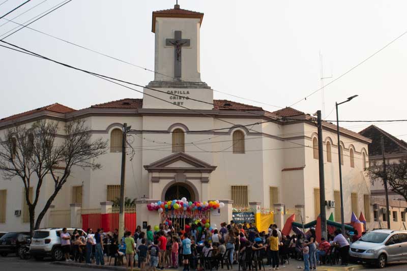 El encuentro en la capilla se convirtió en un ejemplo de cómo, con un poco de solidaridad, es posible hacer sonreír a los niños y fortalecer los lazos comunitarios en una fecha tan significativa.