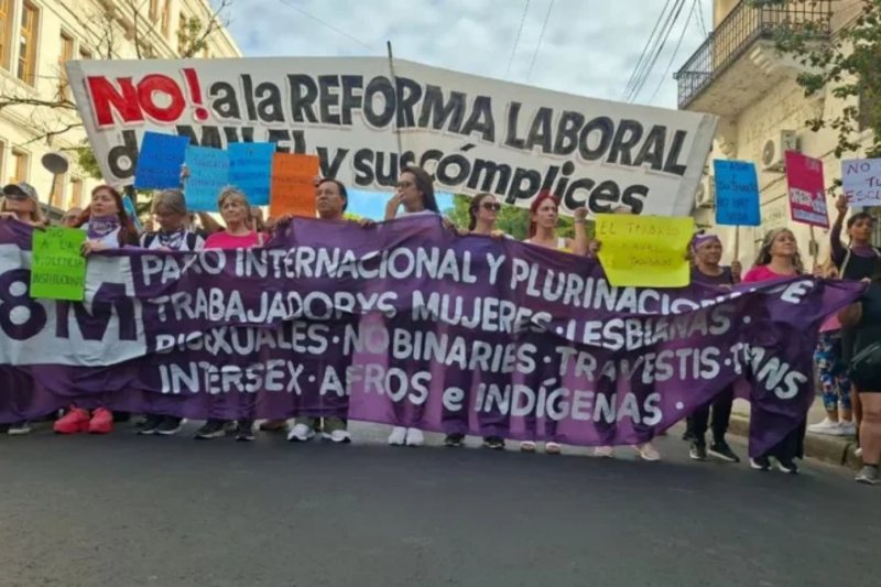 La movilización tuvo una fuerte presencia de las trabajadoras sindicalizadas y el feminismo popular, que reclamaban los “derechos eliminados por este Gobierno”, y se manifestaban contra la violencia de género (“que la gestión libertaria niega”) y la reforma laboral, entre otros puntos. Asimismo, se congregaron bajo la consigna: “Organizar la rabia es también construir una alternativa de vida”.