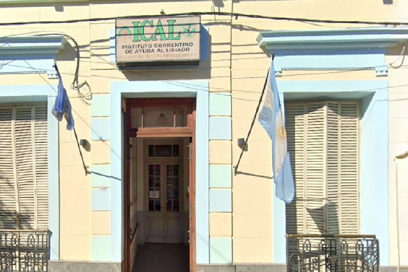 La entidad fue fundada el 29 de junio de 1965, cuando un grupo de correntinos formó una asociación civil para ayudar a quienes sufrían las secuelas de la poliomielitis. Ese mismo año se le otorgó la personería jurídica. Más adelante, el gobierno de Diego Díaz Colodrero le otorgó un subsidio, tras ser aprobado en la Legislatura provincial, que permitió la compra de un inmueble, pero poco después el volumen de atención sobrepasó la capacidad del lugar y tuvieron que comprar otro en la misma calle.