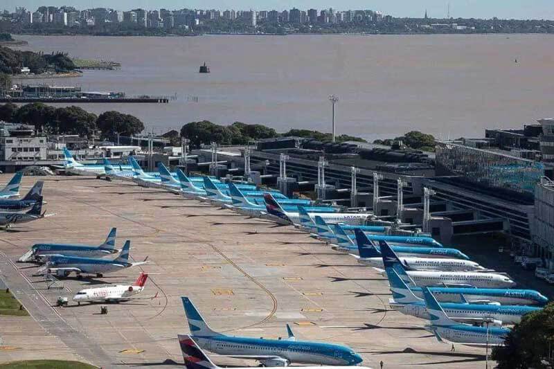 Aerolíneas habilitó el cambio de pasajes sin costo durante 15 días. El Gobierno condenó la medida y anunció sanciones para los huelguistas. El vocero presidencial, Manuel Adorni, advirtió que los pilotos “van a fundir la empresa que dicen defender”.