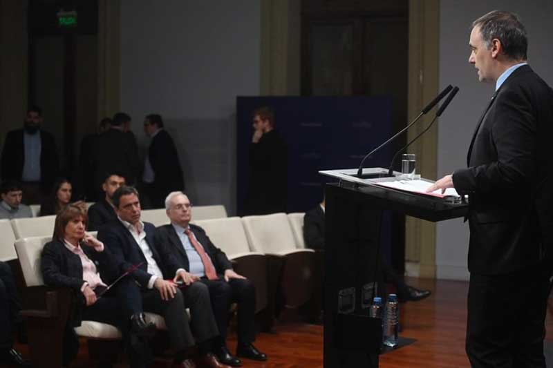 Las medidas fueron presentadas por el vocero presidencial Manuel Adorni y la ministra de Seguridad, Patricia Bullrich, en una conferencia de prensa desde la Casa Rosada. Según el Gobierno, estas decisiones buscan priorizar el uso de recursos públicos en beneficio de los ciudadanos y ordenar el sistema migratorio argentino.