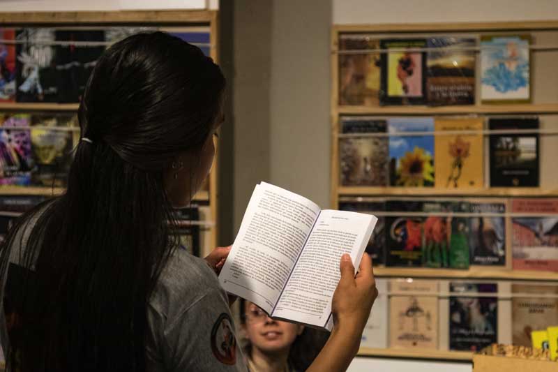 El medio estadounidense sostiene que la literatura argentina mantiene presencia en los principales circuitos editoriales, con propuestas que combinan innovación, crítica social y profundidad temática. La inclusión en esta lista favorece la circulación internacional, impulsa nuevas ediciones y amplía el acceso a lectores de otros idiomas, consolidando la visibilidad argentina en el mercado y su posición como referente literario regional.