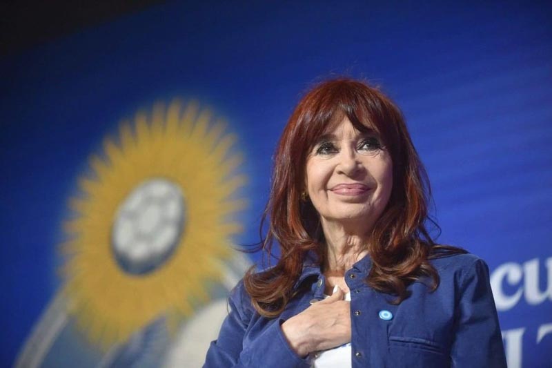 La ex presidenta fue hallada culpable del delito de administración fraudulenta en perjuicio del Estado, por los negociados con Lázaro Báez en la adjudicación de obras públicas durante su mandato. El máximo tribunal rechazó todos los argumentos de su defensa y convalidó la decisión tomada en noviembre de 2024 por la Sala IV de la Cámara de Casación Penal. Al mismo tiempo, fue absuelta del cargo de asociación ilícita.