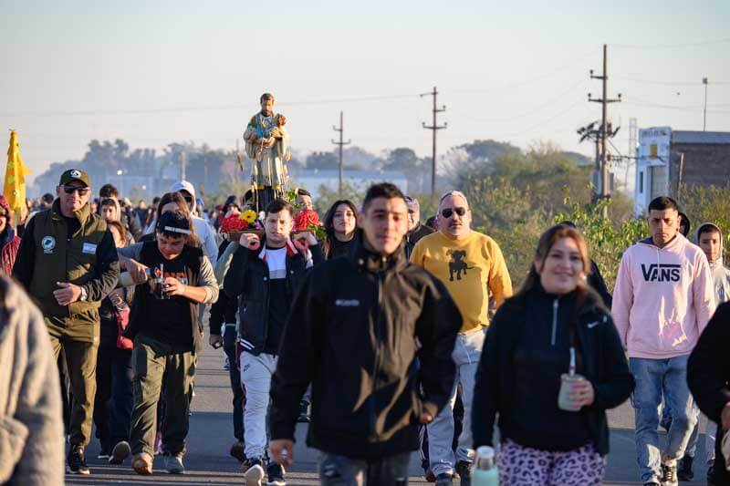 A las 7 partió con entusiasmo una multitud de feligreses desde la rotonda de la Virgen de Itatí en la ruta nacional 12, tras la bendición del arzobispo Stanovnik, quien también acompañó la marcha.