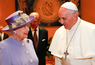 La Reina Isabel de Gran Bretaña habla con el Papa Francisco durante una reunión en el Vaticano, de abril de 2014.