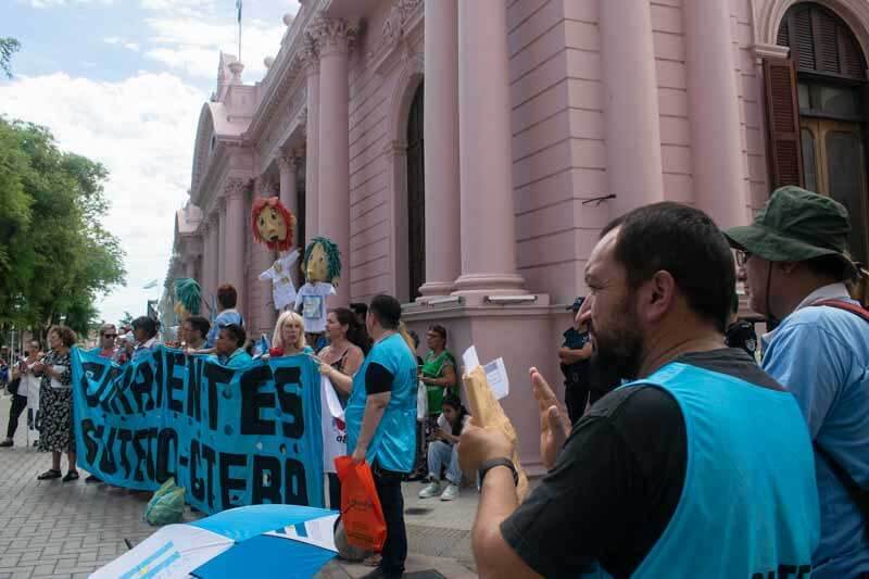 La decisión legal fija una audiencia para el día lunes 4 de marzo a las 9, entre los actores en conflicto y a realizarse en la entidad provincial solicitante, “oportunidad en la cual la parte patronal deberá concurrir provista de una propuesta conducente para el proceso conciliatorio”. 