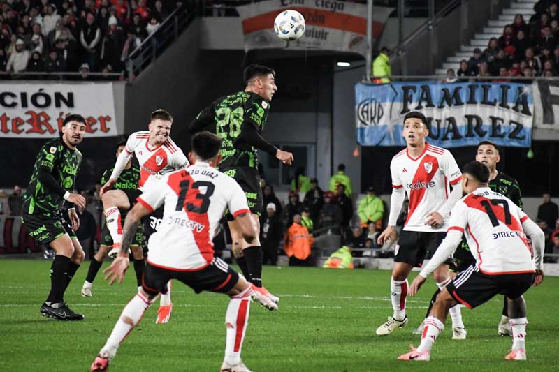 Durante el partido los hinchas exigieron más entrega a los jugadores, quienes mostraron dificultades para superar el muro defensivo de Sarmiento. A pesar de tener varias oportunidades de gol, River no lograba concretar.