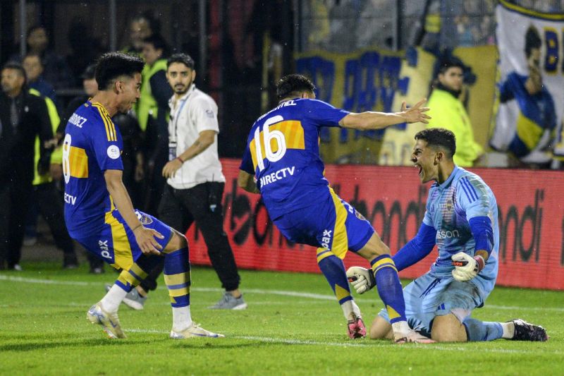 Antes de empezar el complemento se armó una batahola en la tribuna -retrasó el inicio durante media hora-, con corridas, butacas que volaban, policías disparando balas de goma, además de jugadores y autoridades xeneizes interviniendo para evitar la represión. Una vez comenzado el segundo tiempo las acciones en el césped siguieron la misma tónica, hasta que una jugada desafortunada marcó la paridad a los 20’ (Rojo en contra).