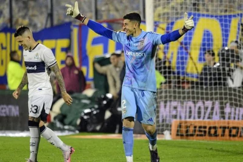 Poco después del gol Zenón tuvo que salir lesionado y Gago no podía realizar más cambios, por lo que finalizó jugando en inferioridad numérica los últimos 5’. Y llegaron los penales: para Boca convirtieron Rojo y Figal, a Merentiel se lo atajó Ledesma y el tiro de Milton Giménez dio en el travesaño. En el Lobo se vieron frustrados por Brey 4 futbolistas: Castillo, Troyansky, Morales y Salazar, el único que lo batió fue De Blasis, en el primer penal.