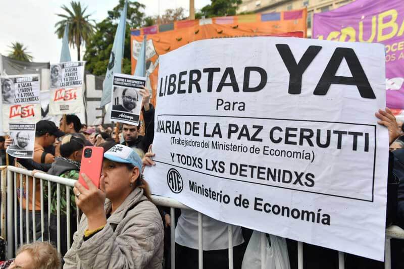 Familiares de los detenidos convocaron a una nueva movilización ayer para pedir la excarcelación, con el lema “presos políticos nunca más” y aclararon que no responden a alguna “bandera partidaria”. A pesar del vallado dispuesto por el Gobierno, miles de personas llenaron la plaza de Mayo alrededor de las 17.