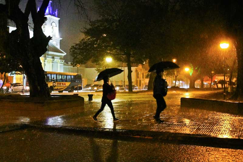 Una explosión de frío es un evento meteorológico que se caracteriza por una caída repentina y significativa de la temperatura, que generalmente puede estar acompañada de vientos intensos. En la región se espera la llegada de una masa de aire por el sector sur, sin embargo, las mínimas no descenderán tanto como para producir grandes cambios y los vientos pronosticados son como máximo de 13 a 22 kilómetros por hora.