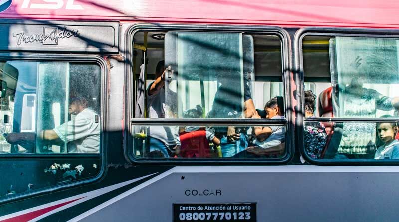 Con un servicio de colectivos prácticamente monopolizado y una empresa sólida, que se extendió a otras provincias, en Corrientes la comunidad se ve una vez más desamparada ante los reclamos propuestos por los transportistas. 