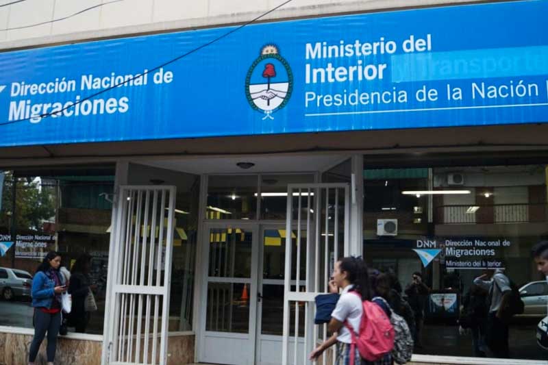Además, se establecerá el cobro de servicios de salud y educación para quienes no residan de forma permanente. Los residentes temporarios, transitorios o irregulares deberán abonar los costos de atención médica y contar con un seguro para ingresar. Las universidades públicas también podrán aplicar aranceles para estos casos, mientras que la educación primaria y secundaria seguirá siendo gratuita para todos los residentes.