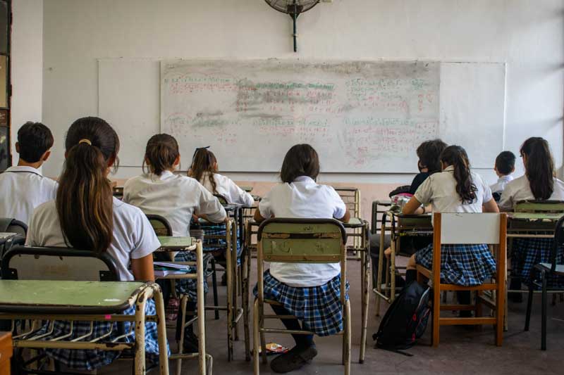 Aulas-Pupitres-Escuelas-Salon de Clases-Maestra-Primaria-Secundaria