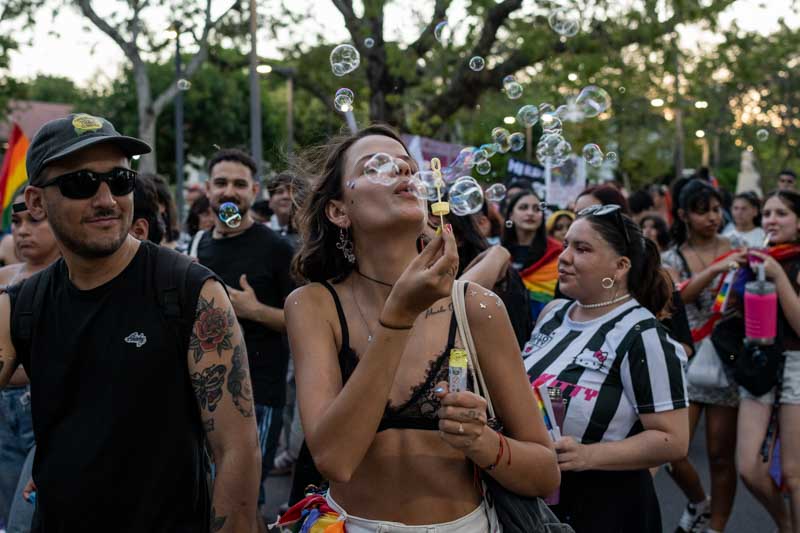 Gestos festivos, música y burbujas, generaron un clima de alegría colectiva y apoyo mutuo. 